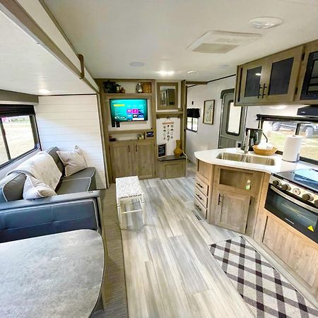 Rv Located On Private Property, Providing Access To The Guadalupe River, Accommodates Up To 5 Guests نيو بروانفيلز المظهر الخارجي الصورة
