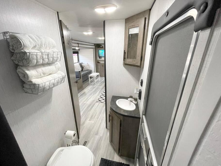 Rv Located On Private Property, Providing Access To The Guadalupe River, Accommodates Up To 5 Guests نيو بروانفيلز المظهر الخارجي الصورة