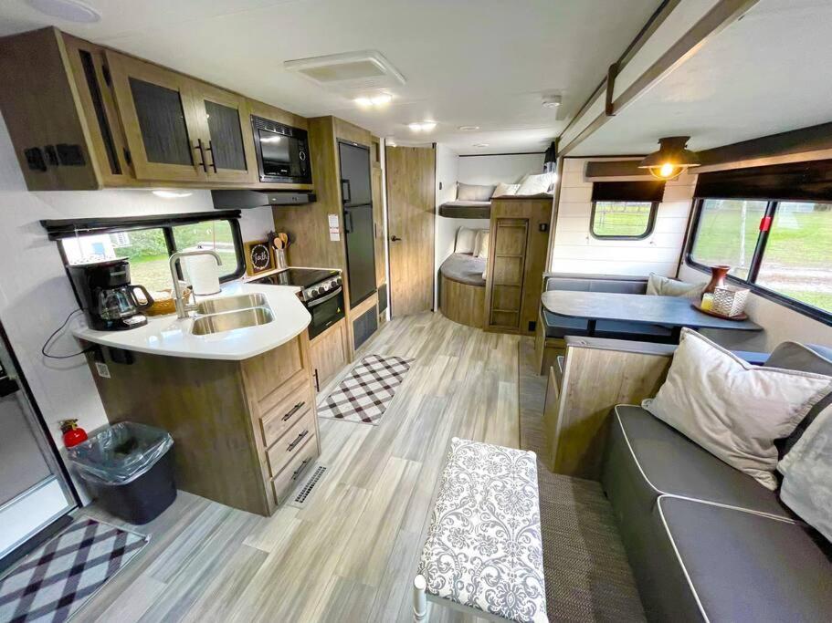 Rv Located On Private Property, Providing Access To The Guadalupe River, Accommodates Up To 5 Guests نيو بروانفيلز المظهر الخارجي الصورة