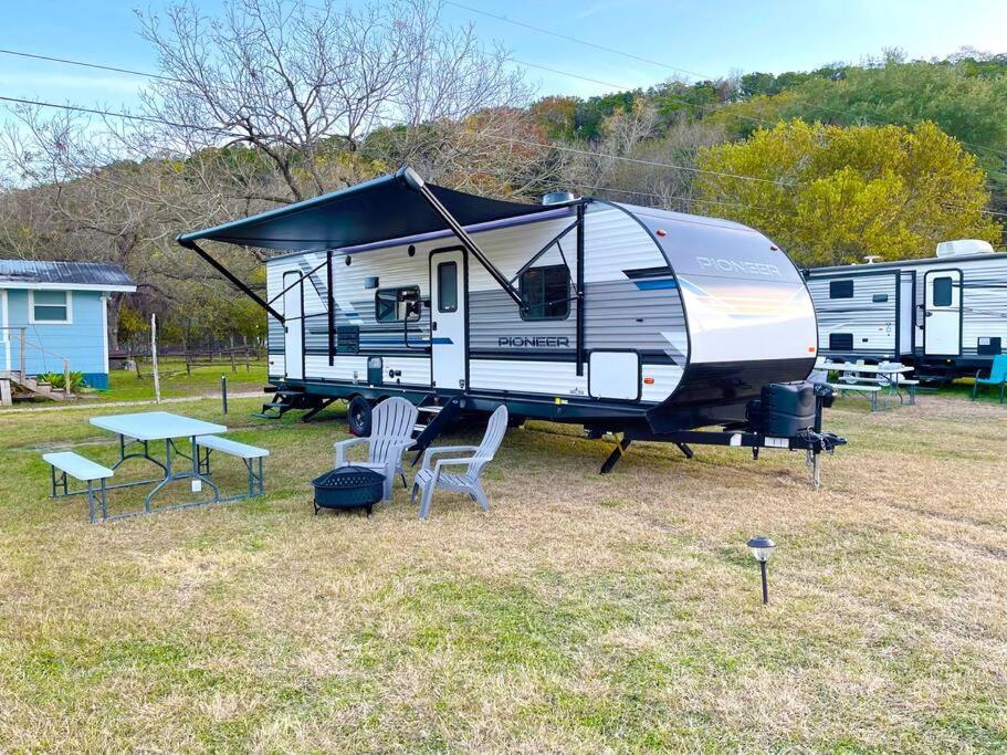 Rv Located On Private Property, Providing Access To The Guadalupe River, Accommodates Up To 5 Guests نيو بروانفيلز المظهر الخارجي الصورة