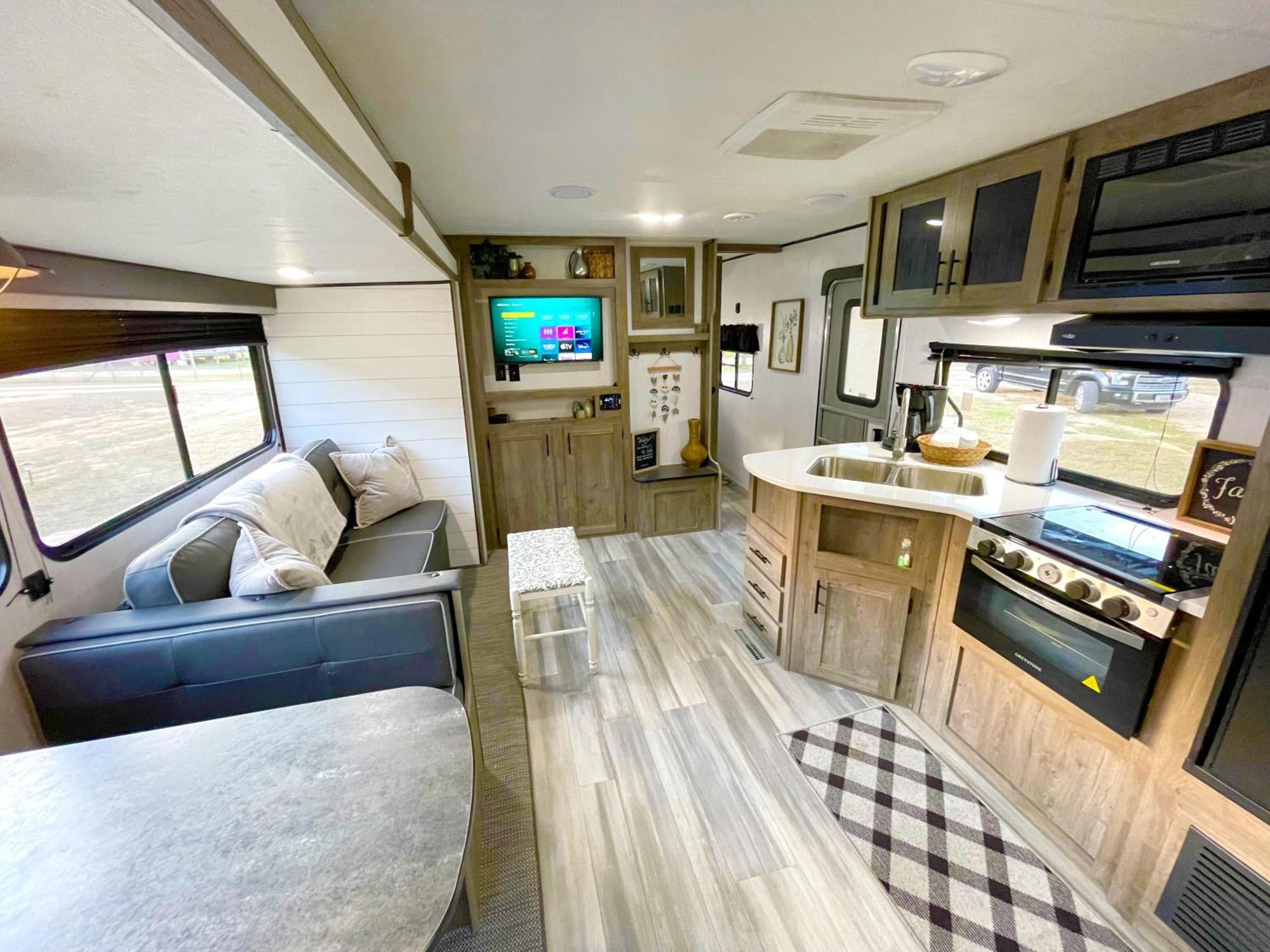 Rv Located On Private Property, Providing Access To The Guadalupe River, Accommodates Up To 5 Guests نيو بروانفيلز المظهر الخارجي الصورة