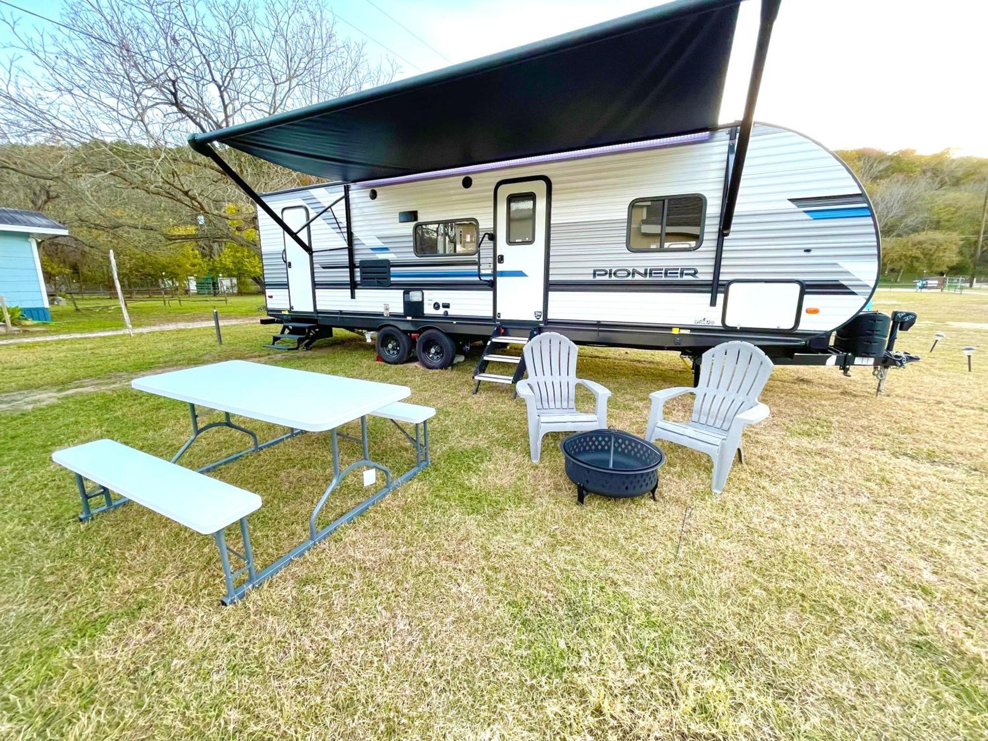 Rv Located On Private Property, Providing Access To The Guadalupe River, Accommodates Up To 5 Guests نيو بروانفيلز المظهر الخارجي الصورة